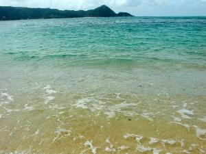 目の前のビーチは、シュノーケルを楽しむのに充分な魚影があり、周辺の砂浜も朝の散歩に最適です。