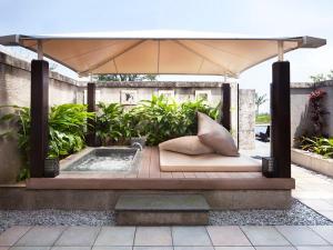 屋外プールに面したカバナルームは、客室から直接、屋外プールへのアクセスが可能で、泳ぎ疲れたらドアひとつで緑陰のプライベートジャグジーもお使いいただけます。　