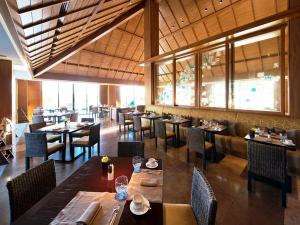 【ダイニング“グスク”】朝食、ランチ、ディナーを気軽にご利用いただけるダイニングです。広々としたテラスで席でのお食事もおたのしみいただけます。　
