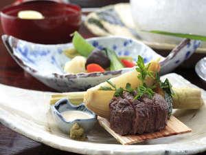2ヶ月ごとに季節の食材を美味しく料理した和食コース会席膳(２)。ゆっくりお召し上がり下さい。