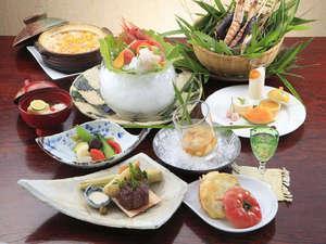 2ヶ月ごとに季節の食材を美味しく料理した和食コース会席膳。ゆっくりお召し上がり下さい。