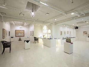 『ギャラリー蔵』。絵画と陶芸、ガラス工芸品をご鑑賞いただけます！