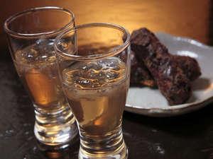 お食事の前には、手作りの果実酒とかりんとうを。
