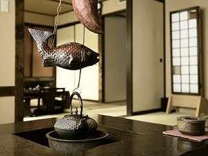 ふるさと館　和室＋和室タイプ。お部屋の囲炉裏(電気式)で美味しいお茶をどうぞ。