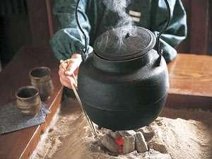 ふる川　ほっと一息、おいしいお茶しませんか！ロビー横のいっぷく庵では鉄瓶のお湯でティータイムをどうぞ。