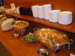 【朝食バイキング】スタッフによる手作り料理がずらり。