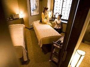 まずはたっぷりカウンセリング。自分の好きな香りやお肌の状態をきいてもらおう!!