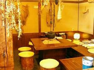 玄関横のいっぷく庵には毎朝鉄瓶が沸く