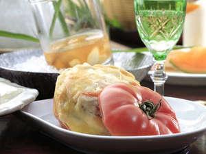 旬と手作りにこだわった料理は化学調味料を使いません。(３)地元北海道の美味しい食材をどうぞ！