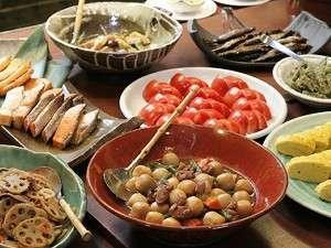 朝食は食事処『仙食庵』にて和食バイキング。”日本の朝食＝おふくろの味”がずらりと並びます。