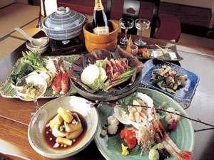 夕食は2ヶ月ごとにその時々の旬の食材を使って、新しい”食の提案”を目指します。