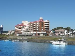 太平洋と白浜のシンボル野島崎灯台を望むロケーション 眺望と味覚の宿ホテル南海荘 