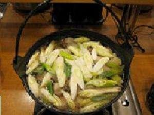 山形と言ったらコレ♪『芋煮』ですね。里芋や葱、お肉が沢山入っています。地元のスタッフが作っています★