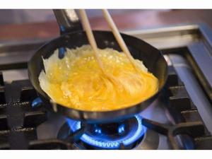 お客様の目の前で作るふわっとろ～の熱々オムレツ。