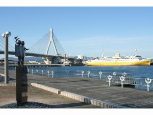 ホテルから徒歩で約15分。青森湾を見渡せる【青い海公園】