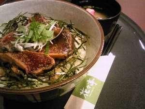御前崎ならではのお料理を是非お試しください！夕食メユー一例：カツオの鉄火丼