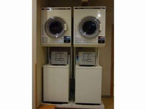 【洗濯機・乾燥機】洗濯１回200円、乾燥30分100円です☆洗濯機・乾燥機は２４時間ご利用頂けます。