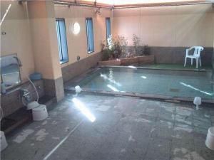 【大浴場・昼】10階の人工温泉大浴場。他のビジネスホテルには珍しい最上階の露天式のお風呂です。