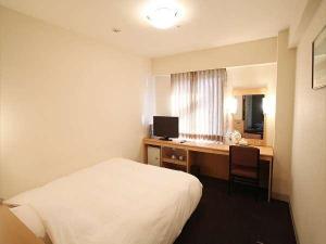 広さ：18平米　シモンズベッド サイズ：160×200