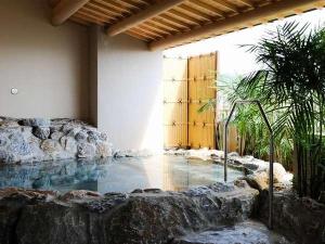 石垣島では珍しい屋外露天風呂。波音を聞きながらのお風呂で旅の疲れを癒して下さい。
