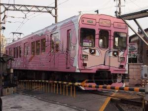 市内を走る忍者列車。