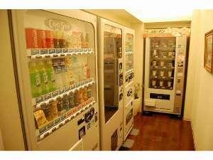 自動販売機コーナーではジュース・アルコール・おつまみの３種類をご用意しております。