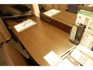デスクは広々と使えますのでビジネスのお客様にはとても便利なアイテムです。
