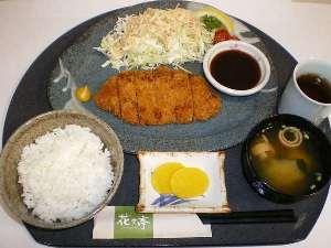 ボリューム満点、揚げたてサクサクのとんかつ定食です♪