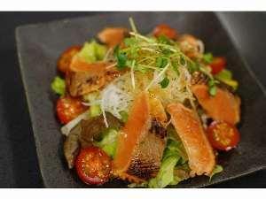 夕食レストランではお酒に合うお料理だけではなく、さっぱりとしたサラダなどもご用意。