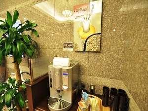 ウエルカムドリンクのコーヒーはセルフサービスにてご自由にどうぞ
