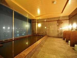 最上階の温泉大浴場は深夜2時まで、朝は5時から。女性用はセキュリティのため専用キーあり。