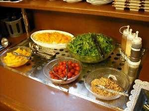 朝食には種類豊富なサラダバーもあります【営業時間】6：30～9：30