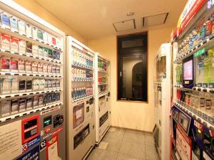 １Fにある自動販売機コーナー、酒類、ソフトドリンク、カップ麺等をご用意！談話スペースにもあります。