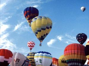 上士幌のバルーンフェスティバル。大空に浮かぶ色とりどりの熱気球は圧巻です