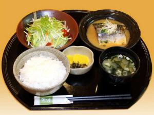 【サバ味噌煮定食】脂の乗った鯖を合せ味噌で煮込みました。