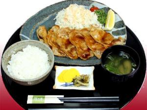 【豚生姜焼き定食】　とかち豚を使った生姜焼き！生姜の香りが食欲をそそります