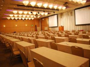 ２００名の会議室。大型スクリーンもあります。