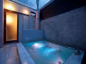 貸切無料の露天風呂夜には水中照明も