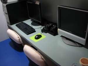 2Fにはインターネットカフェあり。本・ゲーム沢山揃えております。