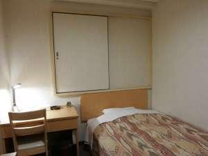 シングル全室、セミダブルベットをご用意。ごゆっくりとおくつろぎ頂けます。