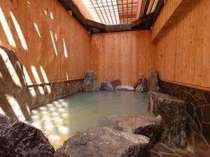 柔らかい日差しが差し込む室内型露天風呂です。