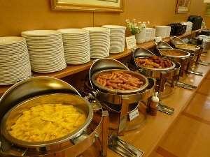 朝からお腹いっぱい食べられる！朝食バイキングは無料でご提供です！