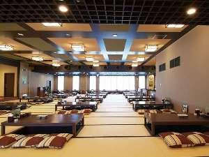 掘りごたつ式で広々とした空間で居酒屋をお楽しみいただけます。大広間だけでなんと１００人以上ご利用可能