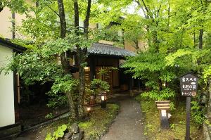 新緑の時期の玄関アプローチ