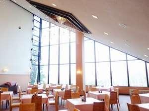 大きな窓から心地良い光りが差すレストラン♪