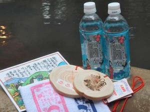 湯めぐりプランの入浴手形とミネラルウォーター
