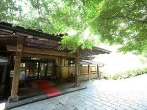 玄関前には無料の足湯も御座います。