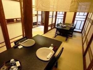 【食事処夢一会】　食事処は全てイステーブル形式。暖簾で仕切り、半個室にしています