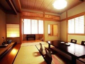 【夢の舎】奥には4名様まで座ることのできる堀こたつ付