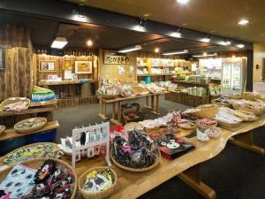 1階には売店もございます。人気の「くまモン」グッズに、熊本、阿蘇ならでは逸品が勢ぞろい。